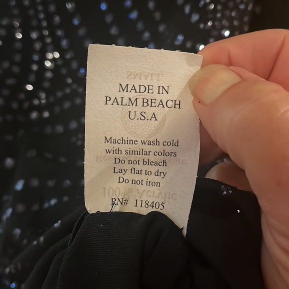 KOEL size small.Ruching on sides. Sequins 22” long. 100% acrylic - Picture 7 of 7